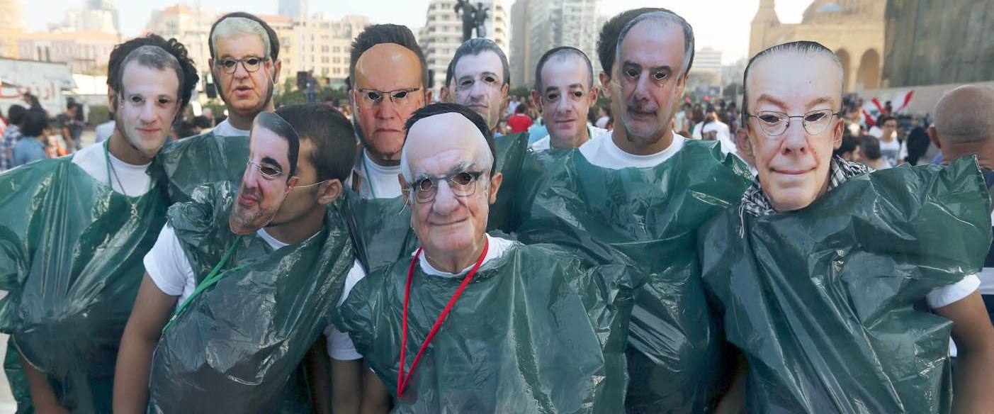 u0644u0628u0646u0627u0646u064au0648u0646 u064au0644u0628u0633u0648u0646 u0623u0643u064au0627u0633u0627u064b u062au0633u062au062eu062fu0645 u0644u062cu0645u0639 u0627u0644u0642u0645u0627u0645u0629 u0648u064au0636u0639u0648u0646 u0639u0644u0649 u0648u062cu0648u0647u0647u0645 u0635u0648u0631u0627u064b u0644u0648u0632u0631u0627u0621 u062du0627u0644u064au064au0646 u062eu0644u0627u0644 u062au0638u0627u0647u0631u0629 u0641u064a u0648u0633u0637 u0628u064au0631u0648u062a u0627u062du062au062cu0627u062cu0627u064b u0639u0644u0649 u0627u0633u062au0645u0631u0627u0631 u0623u0632u0645u0629 u0627u0644u0646u0641u0627u064au0627u062a (u0627 u0628)