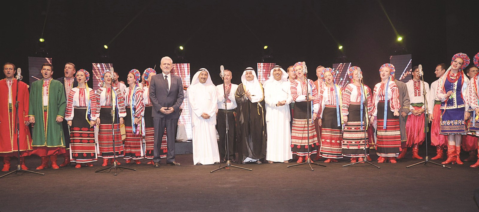 العسعوسي والسفير الأوكراني يتوسطان أعضاء الفرقة الأوكرانية