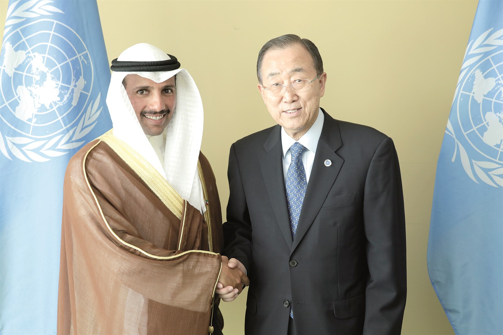 الرئيس الغانم مصافحاً بان كي مون في الأمم المتحدة