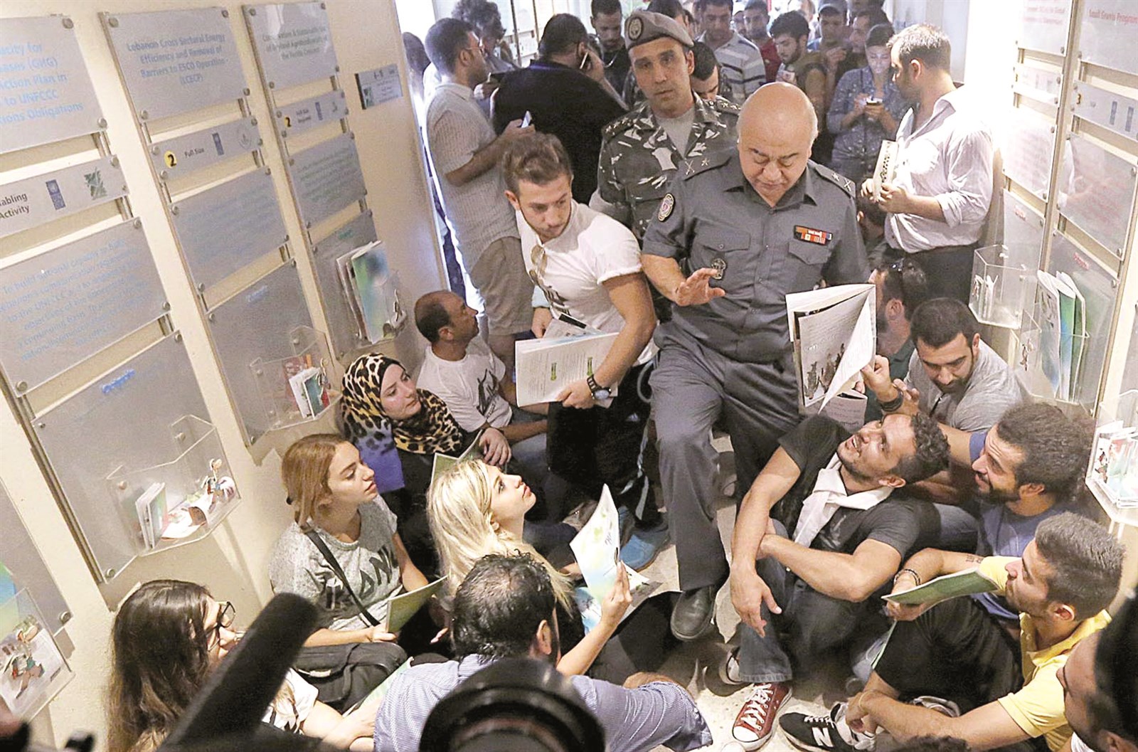 u0645u0639u062au0635u0645u0648u0646 u062fu0627u062eu0644 u0645u0628u0646u0649 u0648u0632u0627u0631u0629 u0627u0644u0628u064au0626u0629 u0641u064a u0628u064au0631u0648u062a  (u0631u0648u064au062au0631u0632)