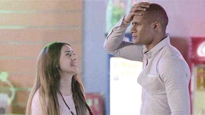 محمد رمضان ودنيا سمير غانم في مشهد من الفيلم