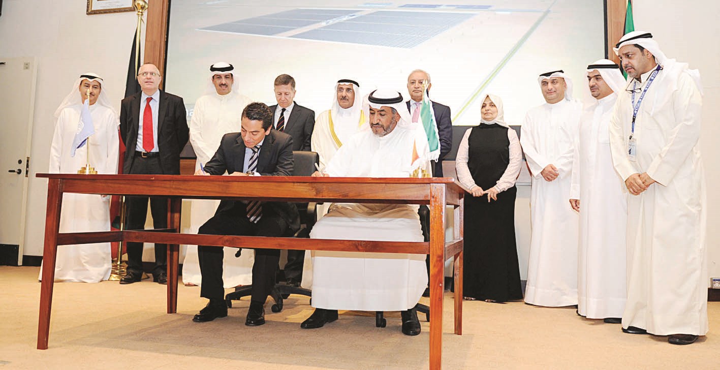 ناجي المطيري يوقع العقد مع ممثل الشركة الإسبانية بحضور الوزراء
