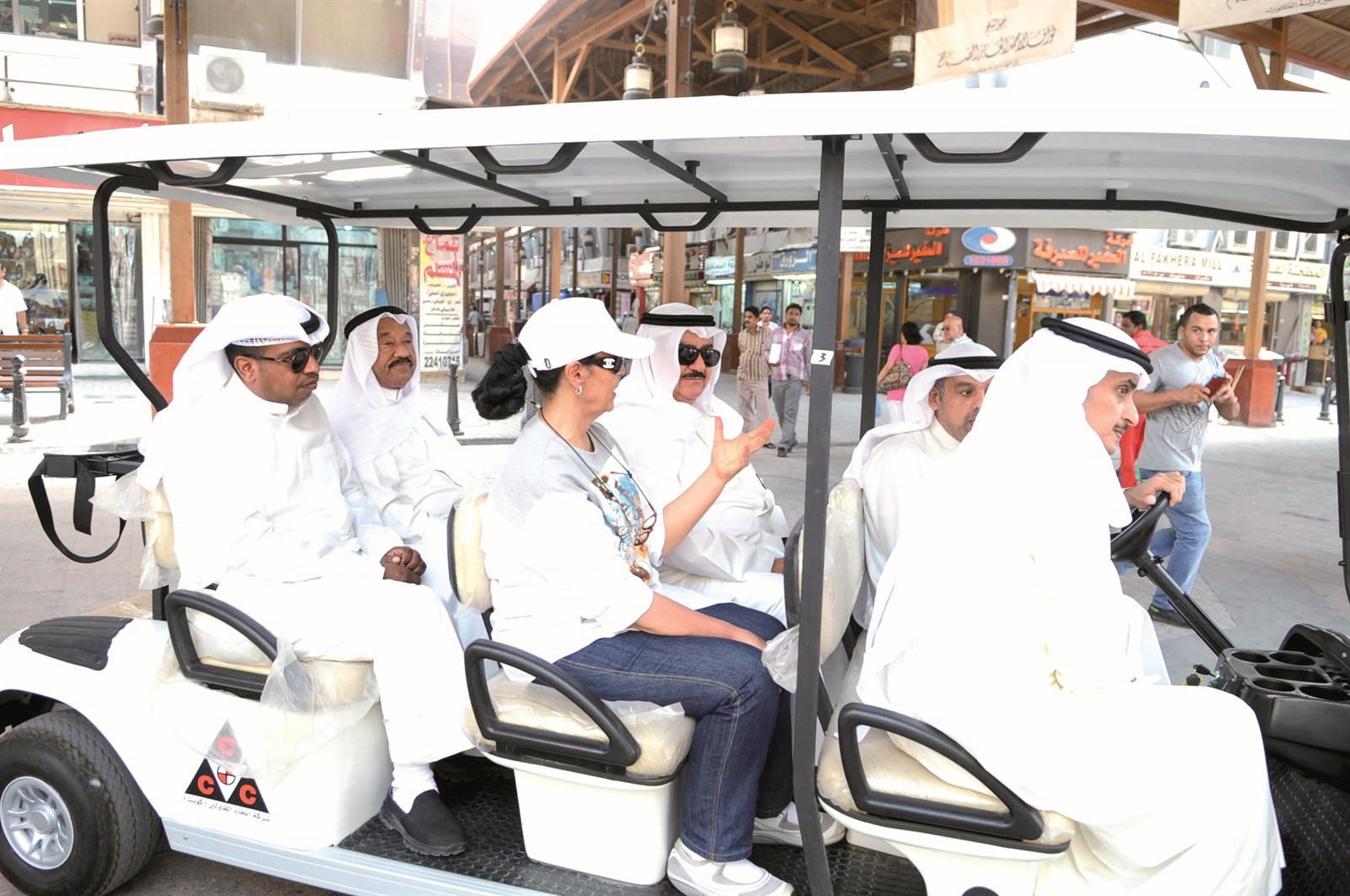 المهنا وأمثال الأحمد والمنفوحي في جولة بسيارات الغولف لدى تدشينها (تصوير كرم ذياب)