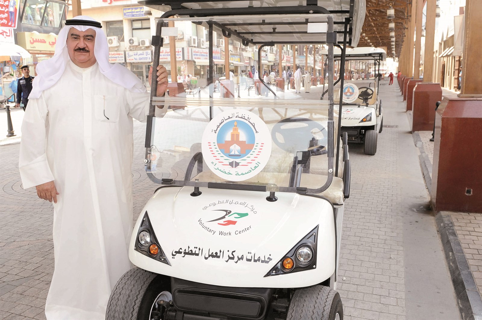 المهنا أمام سيارة غولف التي زود السوق بها لخدمة المعاقين