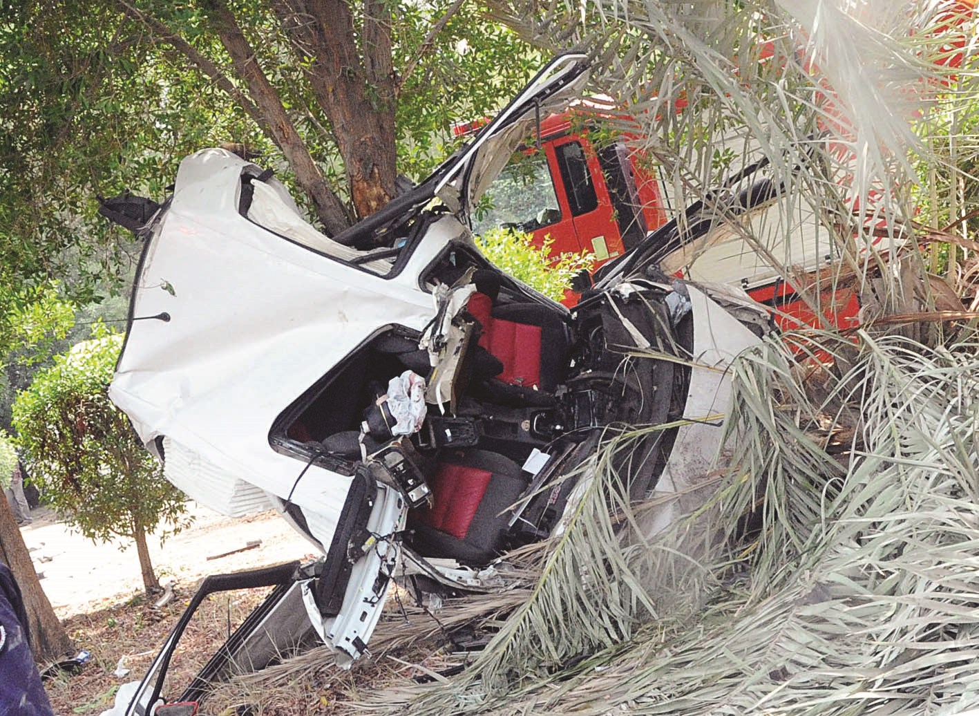 ... وسيارته بعد الحادث  (تصوير طارق عز الدين)