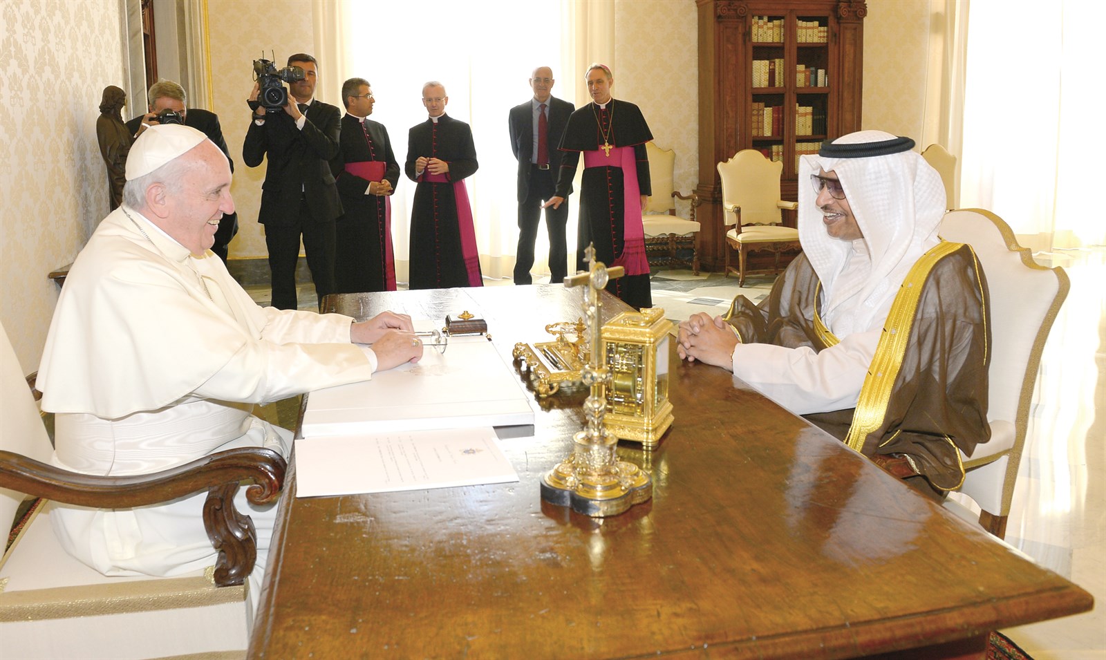 جابر المبارك مجتمعاً مع بابا الفاتيكان