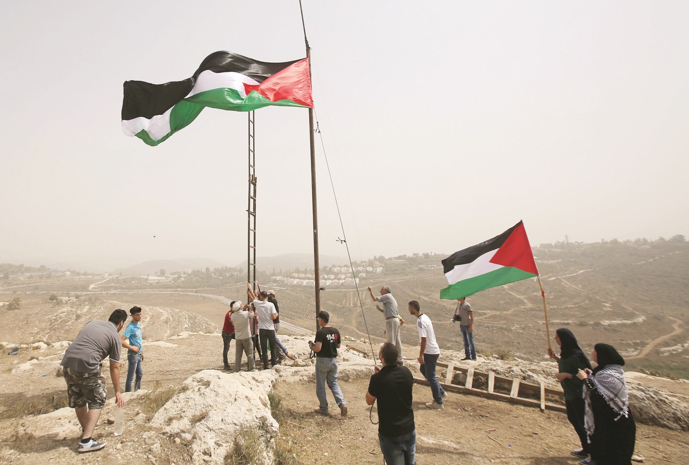 u0641u0644u0633u0637u064au0646u064au0648u0646 u0641u064a u0642u0631u064au0629 u0627u0644u0646u0628u064a u0635u0627u0644u062d u0641u064a u0627u0644u0636u0641u0629 u0627u0644u063au0631u0628u064au0629 u064au0631u0641u0639u0648u0646 u0627u0644u0623u0639u0644u0627u0645 u0627u062du062au0641u0627u0644u0627u064b u0628u0642u0631u0627u0631 u0627u0644u0623u0645u0645 u0627u0644u0645u062au062du062fu0629 (u0623 u0641 u0628)