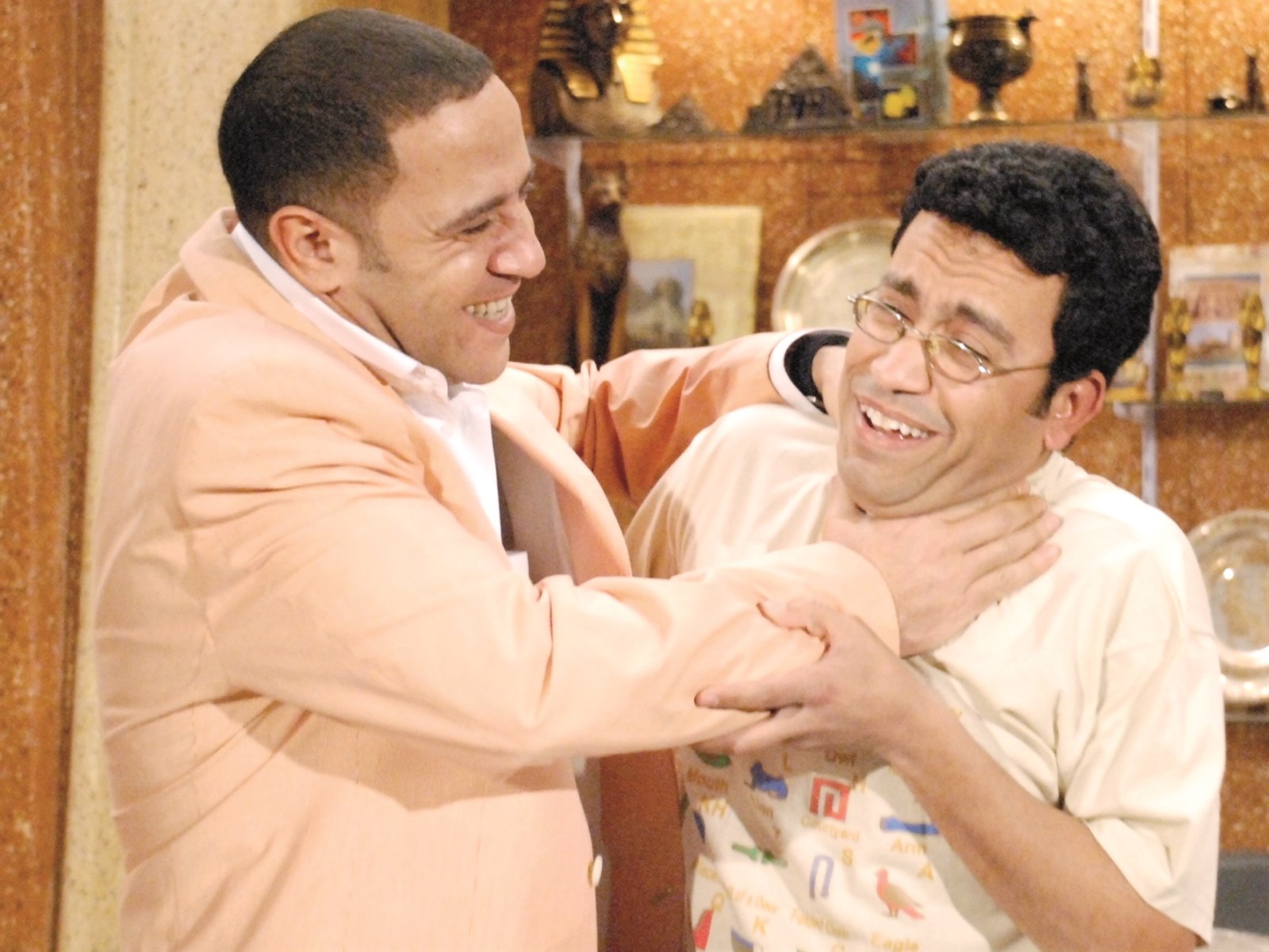 أشرف عبدالباقي وسامح حسين في مشهد من «راجل وست ستات»