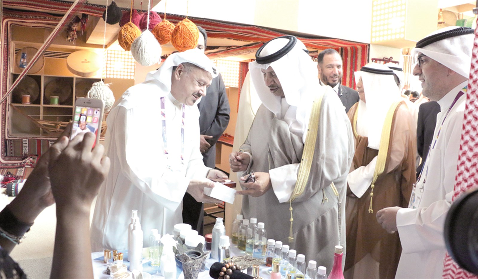 جابر المبارك مطلعا على معروضات كويتية