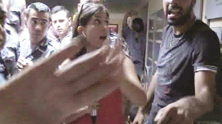 فتون رعد خلال محاولة إخراجها بالقوة من داخل مبنى وزارة البيئة