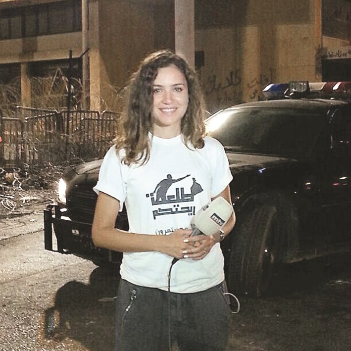رونا الحلبي خلال تغطية إحدى تظاهرات «طلعت ريحتكم»