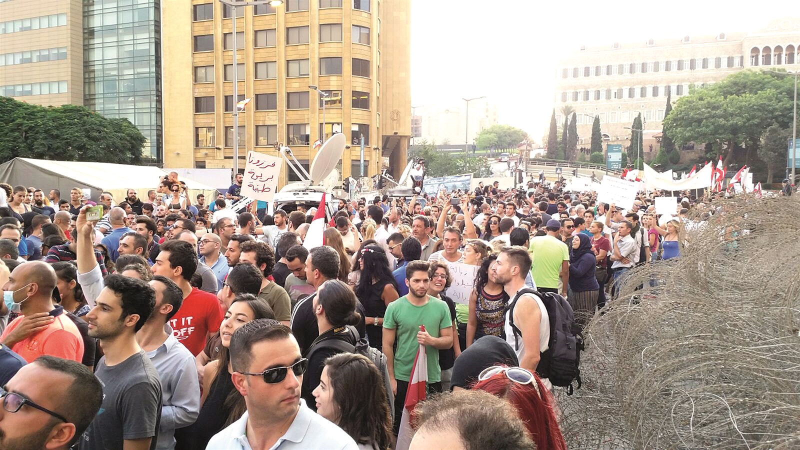 u0644u0628u0646u0627u0646u064au0648u0646 u064au062au0638u0627u0647u0631u0648u0646 u0648u0633u0637 u0628u064au0631u0648u062a