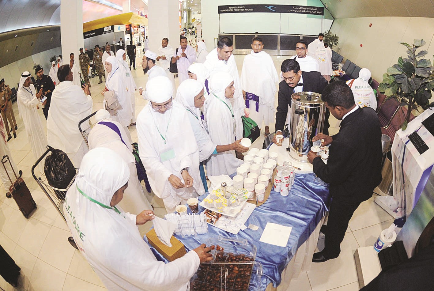 توزيع المشروبات على الحجاج