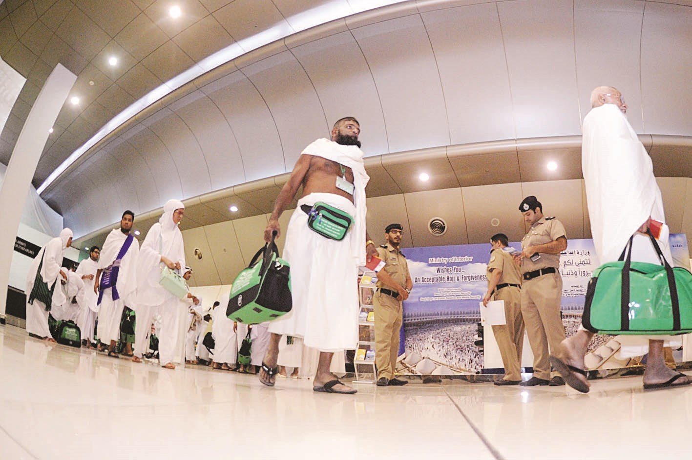 عدد من حجاج الترانزيت بعد تناول الإفطار (تصوير زكريا عطية)