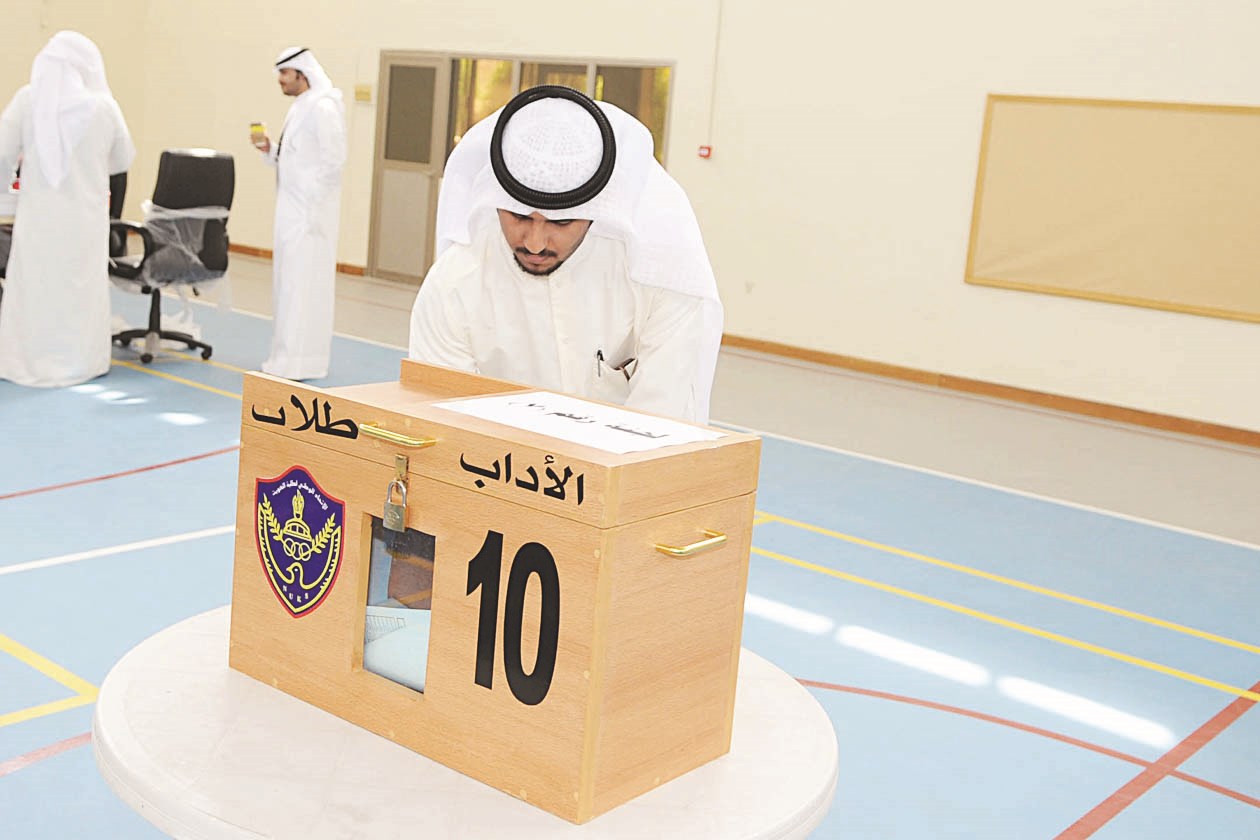 تصويت في صندوق «الآداب»