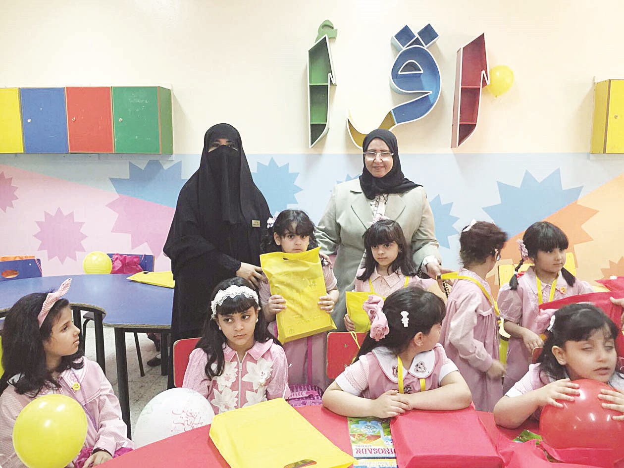 الخالدي مع تلميذات الصف الأول في إحدى مدارس الفروانية