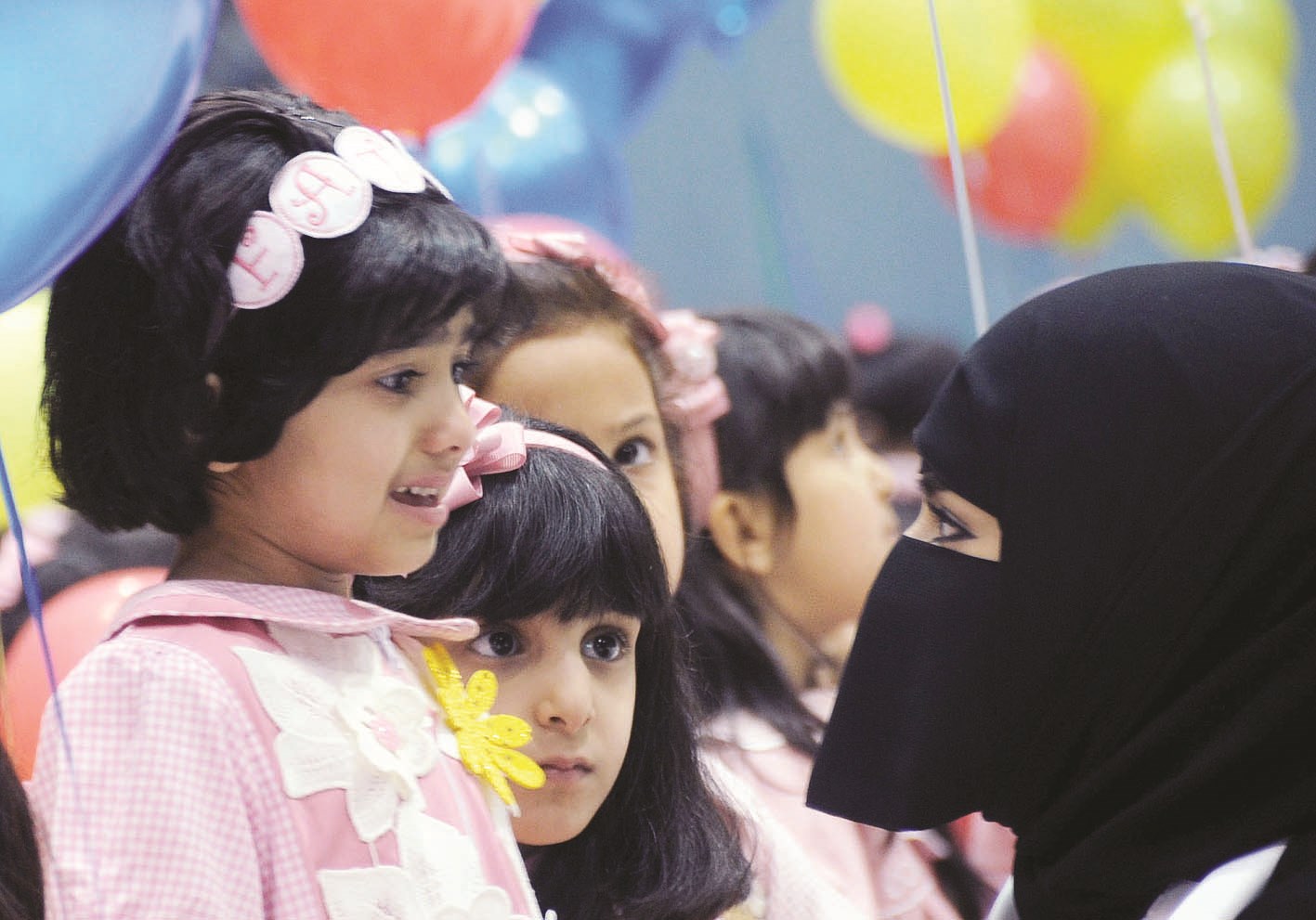 أمومة المعلمة تهدئ من روع طفلة في الصف الأول   (تصوير طارق عزالدين)