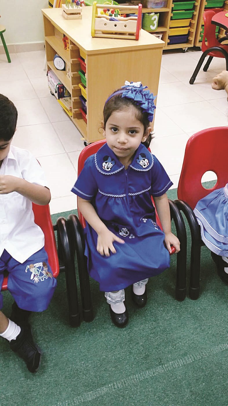 طفلة روضة ونظرة أمل في يومها الأول