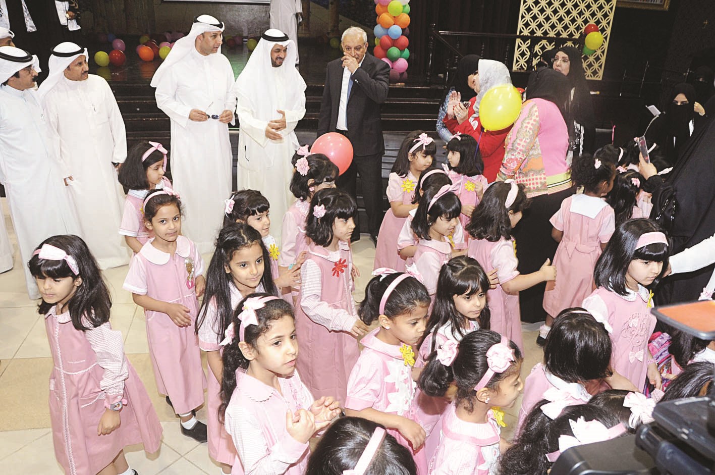 العيسى يتابع احتفالية مدرسة نورة راشد السيف