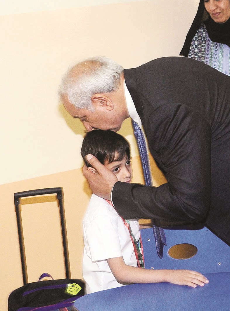 u0642u0628u0644u0629 u0623u0628u0648u064au0629 u0645u0646 u0627u0644u0648u0632u064au0631 u0639u0644u0649 u0631u0623u0633 u062au0644u0645u064au0630