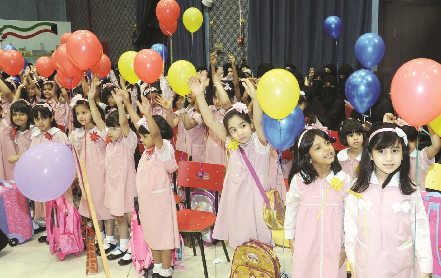 بالونات واحتفالات في استقبال الطلبة