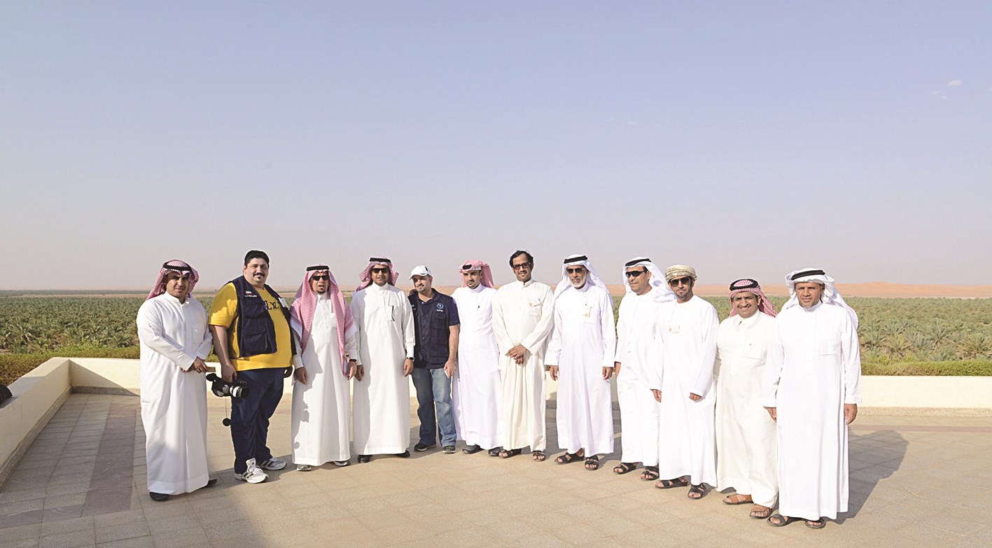 أعضاء الفريق الإعلامي الخليجي الزائر