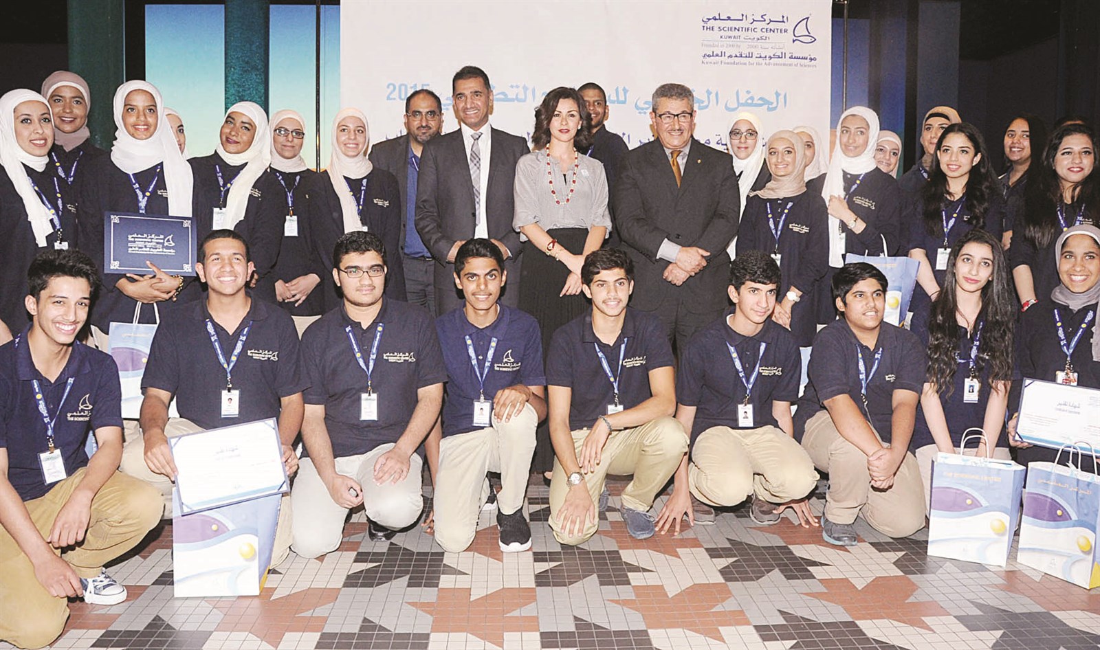 الزين الصباح والمطوع يتوسطان متطوعي البرنامج الصيفي  (تصوير طارق عز الدين)