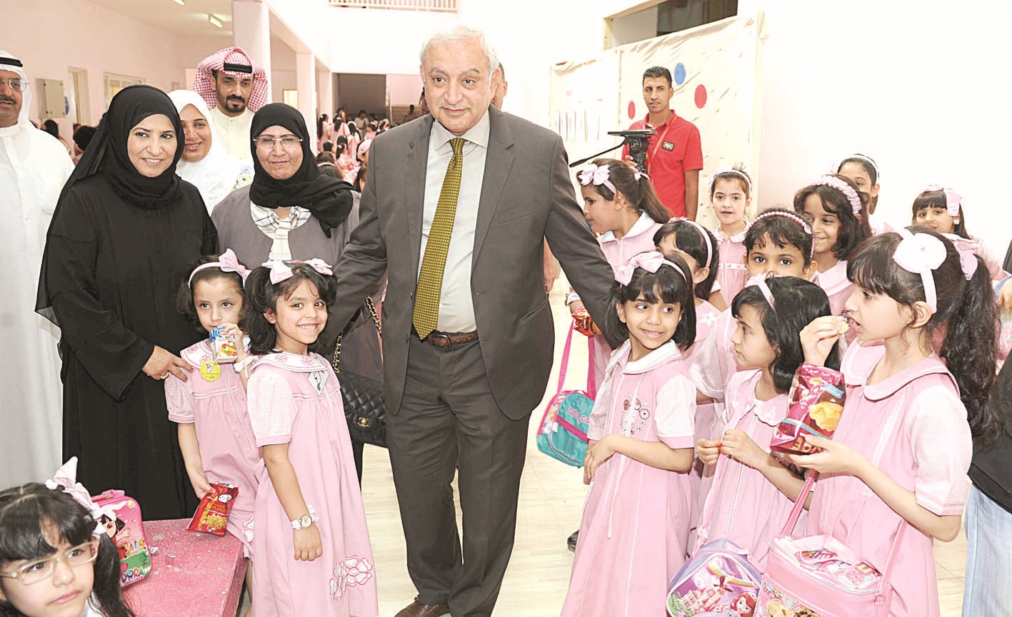 u0627u0644u0648u0632u064au0631 u0627u0644u0639u064au0633u0649 u064au062au0648u0633u0637 u062au0644u0645u064au0630u0627u062a u0645u062fu0631u0633u0629 u0633u0628u064au0643u0629 (u062au0635u0648u064au0631 u0646u0627u064au0641 u0627u0644u0639u0642u0644u0629)