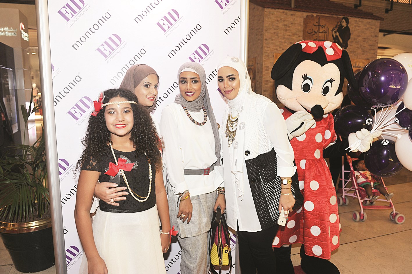 شهد العميري ودلال القبندي مع مدعوتين (تصوير جلال معوض ونور هنداوي)