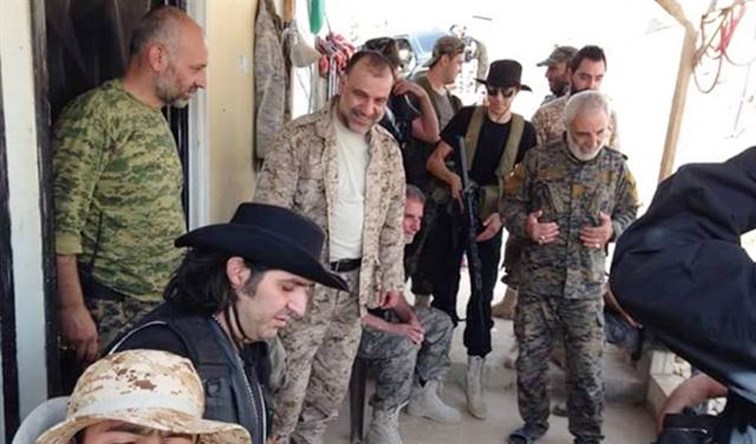 u0635u0648u0631u0629 u0644u0646u0648u062d u0632u0639u064au062au0631 u0645u0631u062au062fu064au0627u064b u0627u0644u0642u0628u0639u0629 u0645u0639 u0645u0642u0627u062au0644u064au0646