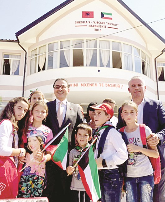 u0627u0644u0633u0641u064au0631 u0627u0644u0628u062fu0631 u0645u062au0648u0633u0637u0627u064b u0627u0644u0637u0644u0628u0629 u0623u0645u0627u0645 u0627u0644u0645u062fu0631u0633u0629