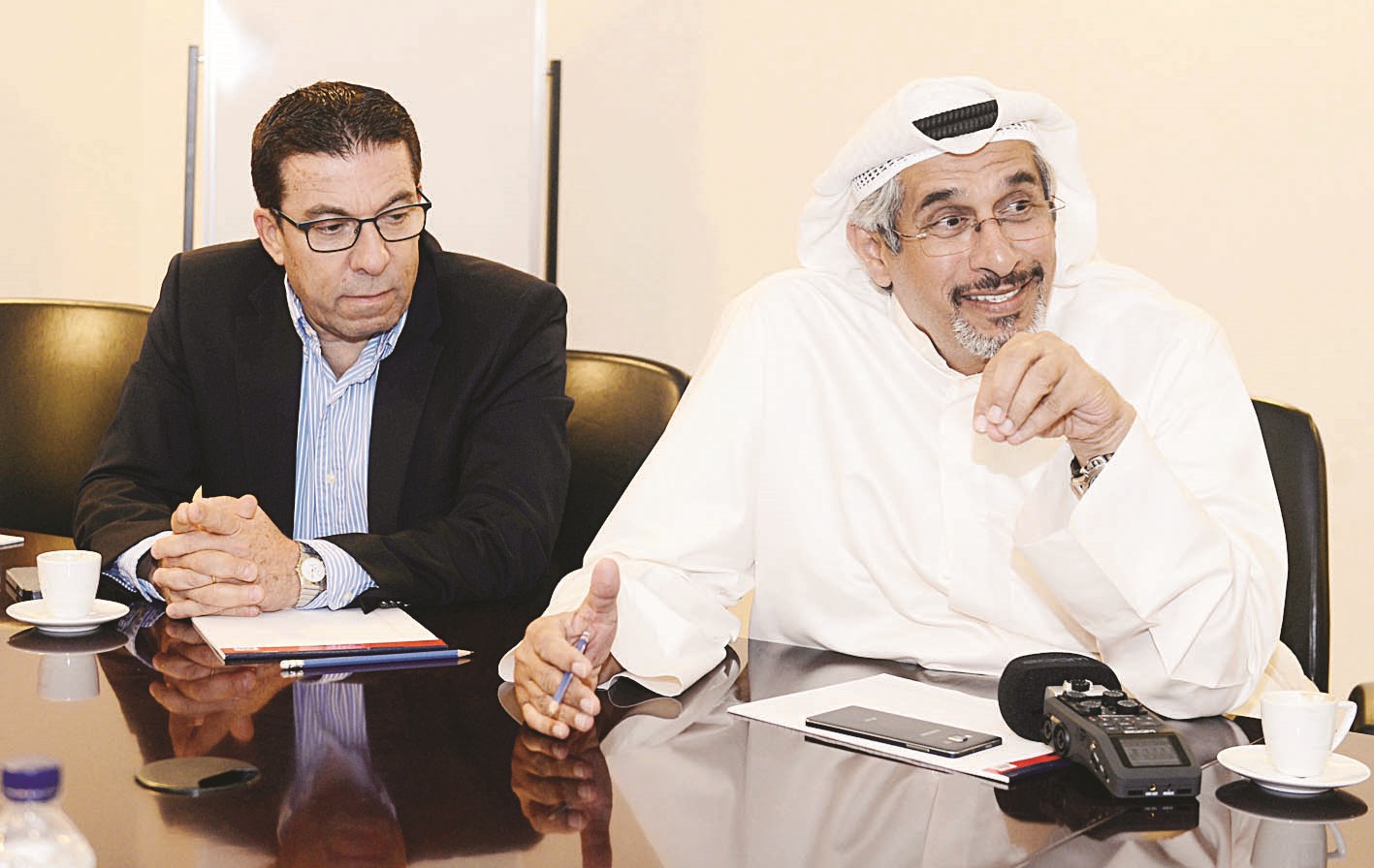 الزميلان يوسف الجلاهمة وريمون صوما يستمعان الى تجربة فريق المشروع (تصوير أسعد عبد الله)