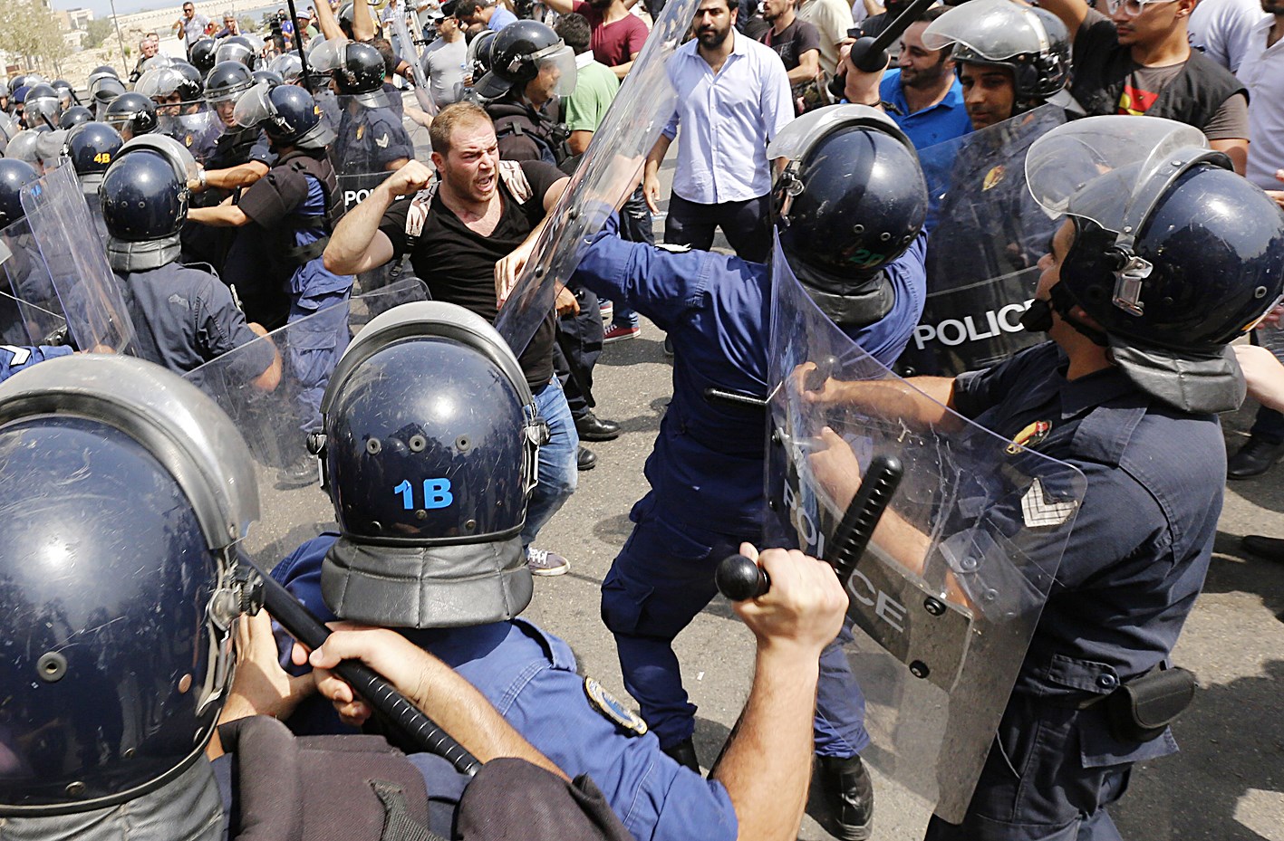 u0646u0627u0634u0637u0648u0646 u0645u0646 u062du0645u0644u0629 u00abu0637u0644u0639u062a u0631u064au062du062au0643u0645u00bb u064au0634u062au0628u0643u0648u0646 u0645u0639 u0627u0644u0634u0631u0637u0629 u0648u0633u0637 u0628u064au0631u0648u062a (u0623 u0641 u0628)