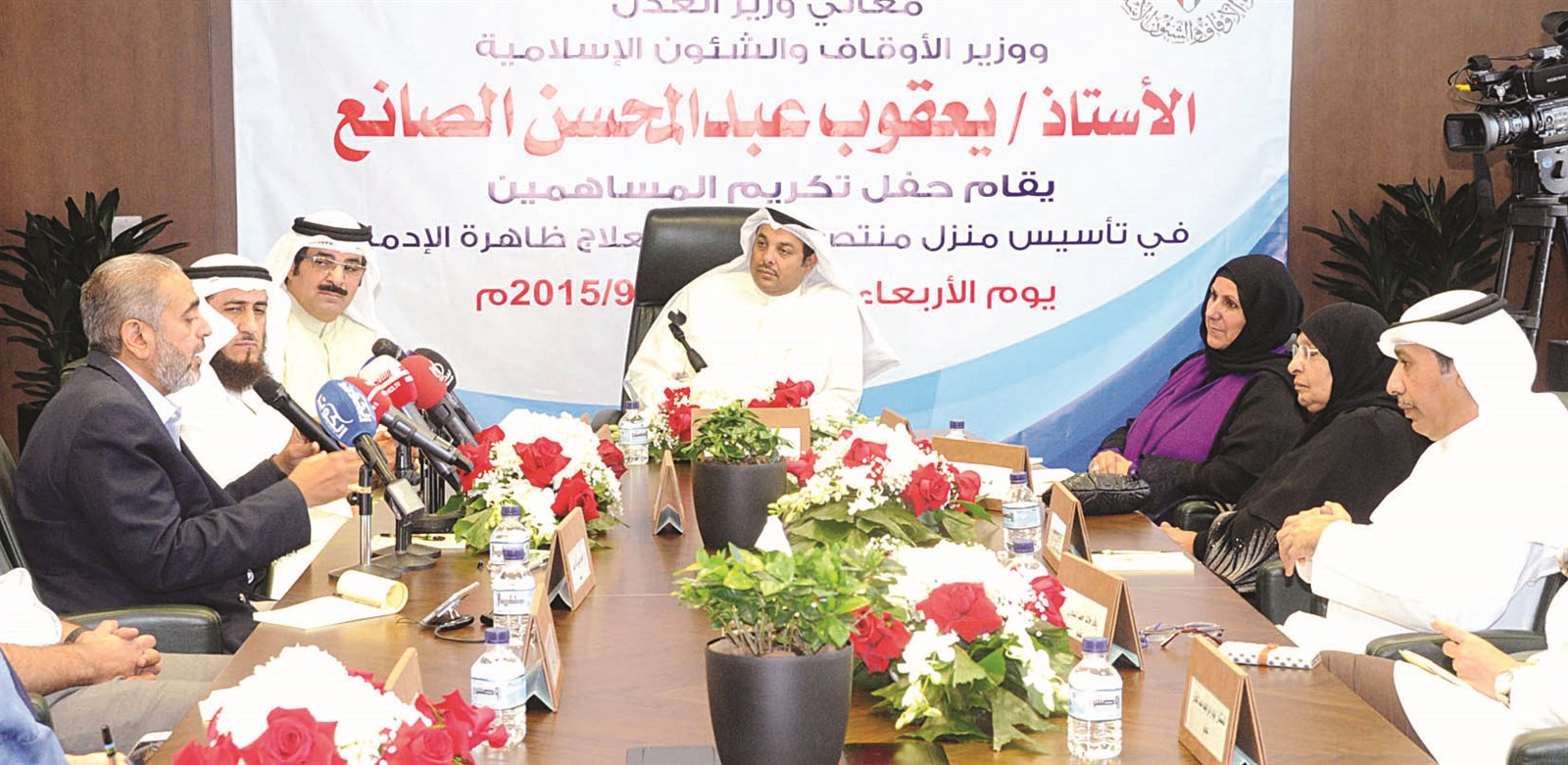 u0627u0644u0635u0627u0646u0639 u0645u062au0648u0633u0637u0627u064b u0645u0633u0624u0648u0644u064a u0648u0632u0627u0631u062au064a u0627u0644u0623u0648u0642u0627u0641 u0648u0627u0644u0635u062du0629 u0648u0627u0644u0634u064au062eu0629 u0623u0648u0631u0627u062f u0627u0644u062cu0627u0628u0631 (u062au0635u0648u064au0631 u0637u0627u0631u0642 u0639u0632u0627u0644u062fu064au0646)