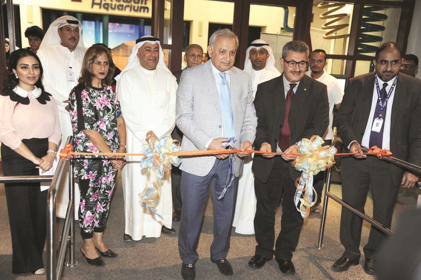 العيسى يقص شريط افتتاح المعرض العلمي التفاعلي