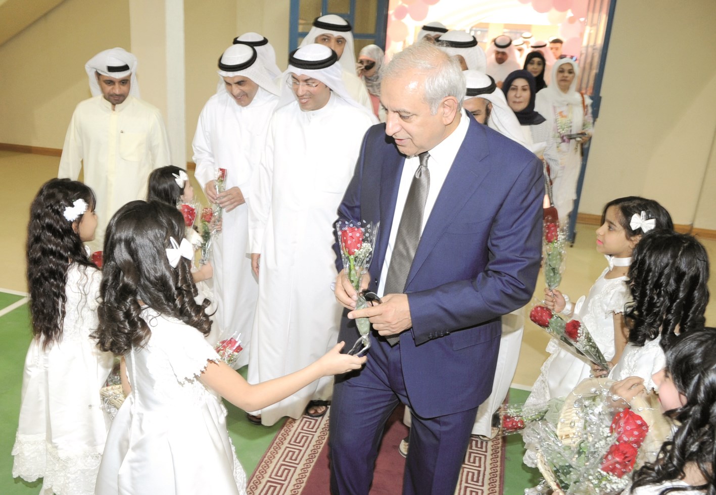 u0648u0631u062fu0629 u0644u0644u0648u0632u064au0631 u0645u0646 u0625u062du062fu0649 u0632u0647u0631u0627u062a u0627u0644u0645u062fu0631u0633u0629   (u062au0635u0648u064au0631 u0643u0631u0645 u0630u064au0627u0628)