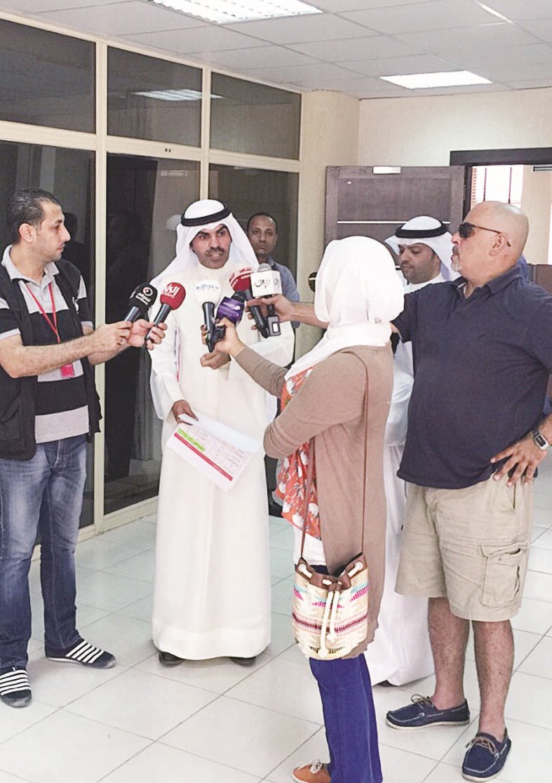 رئيس النقابة يتحدث للصحافيين أثناء الوقفة