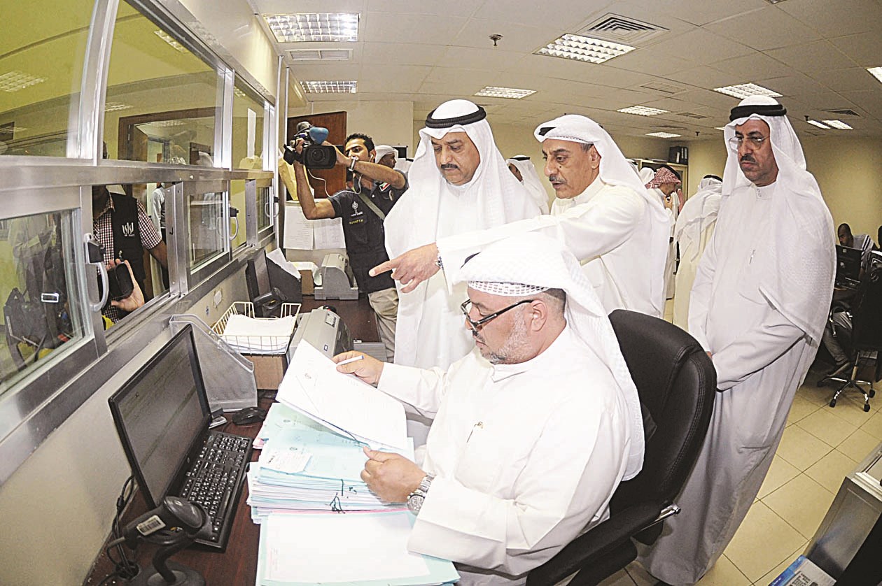 السيف يتابع آلية عمل أجهزة التخليص الآلي       (تصوير زكريا عطية)