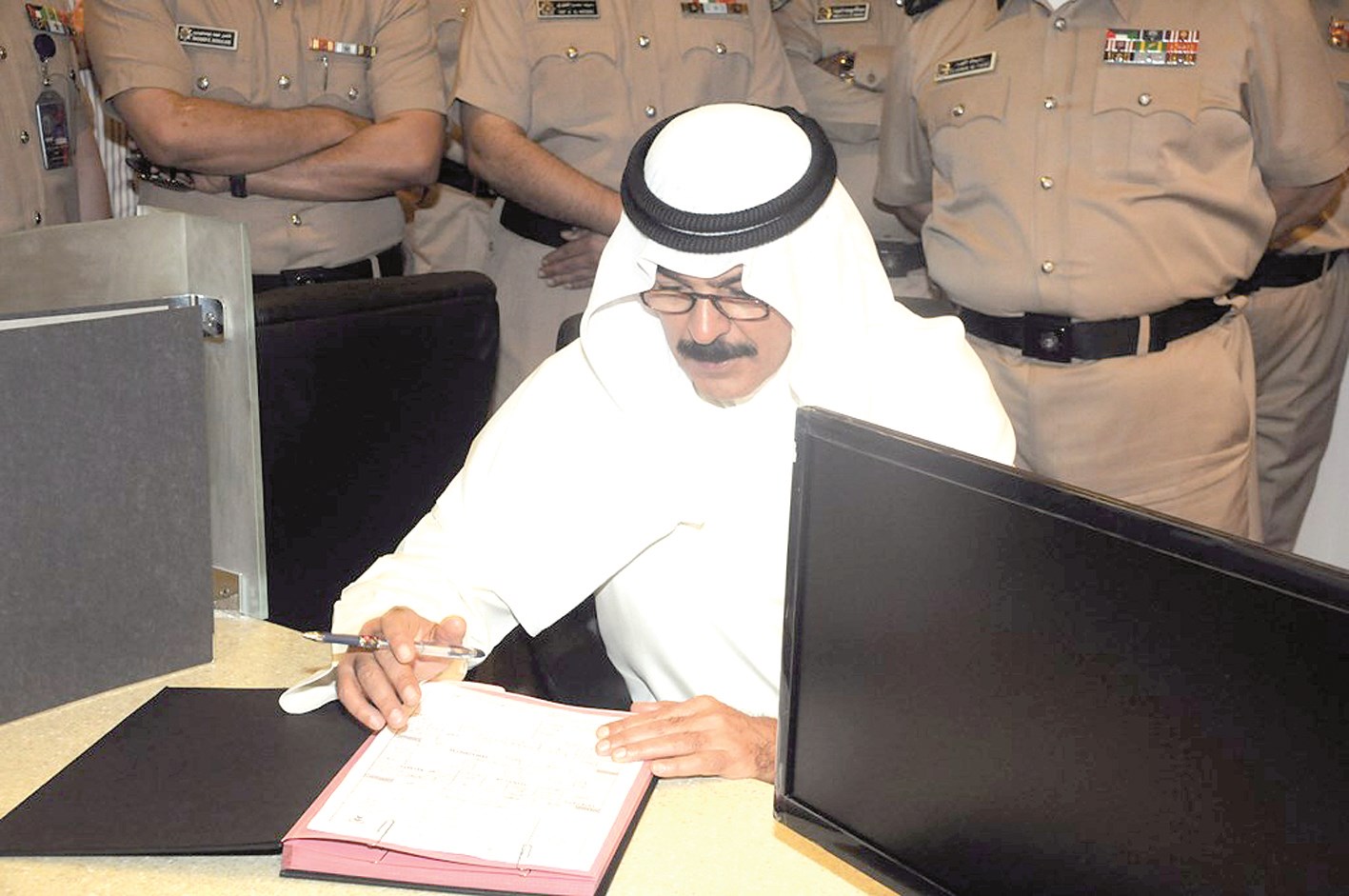 الوزير يدقق معاملة في إدارة خدمة المواطن في الصديق