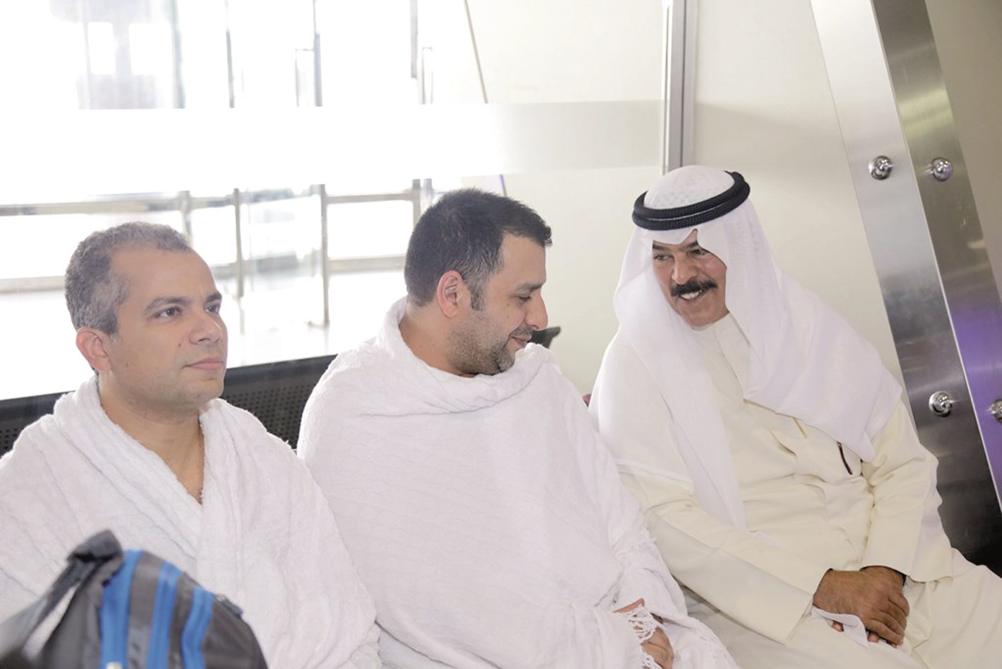 ... ومتحدثا مع أحد الحجاج