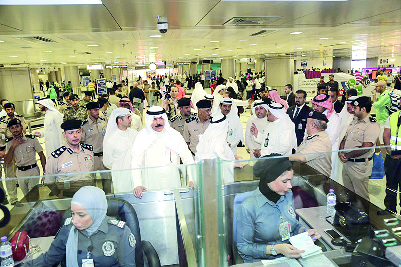 الوزير الخالد متفقداً سير العمل في المطار أمس