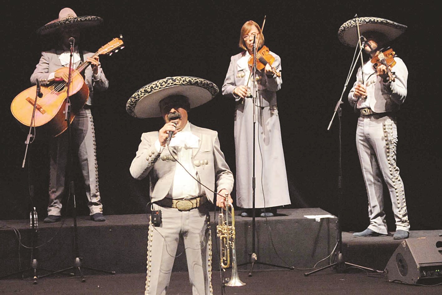 ... وغناء شعبي