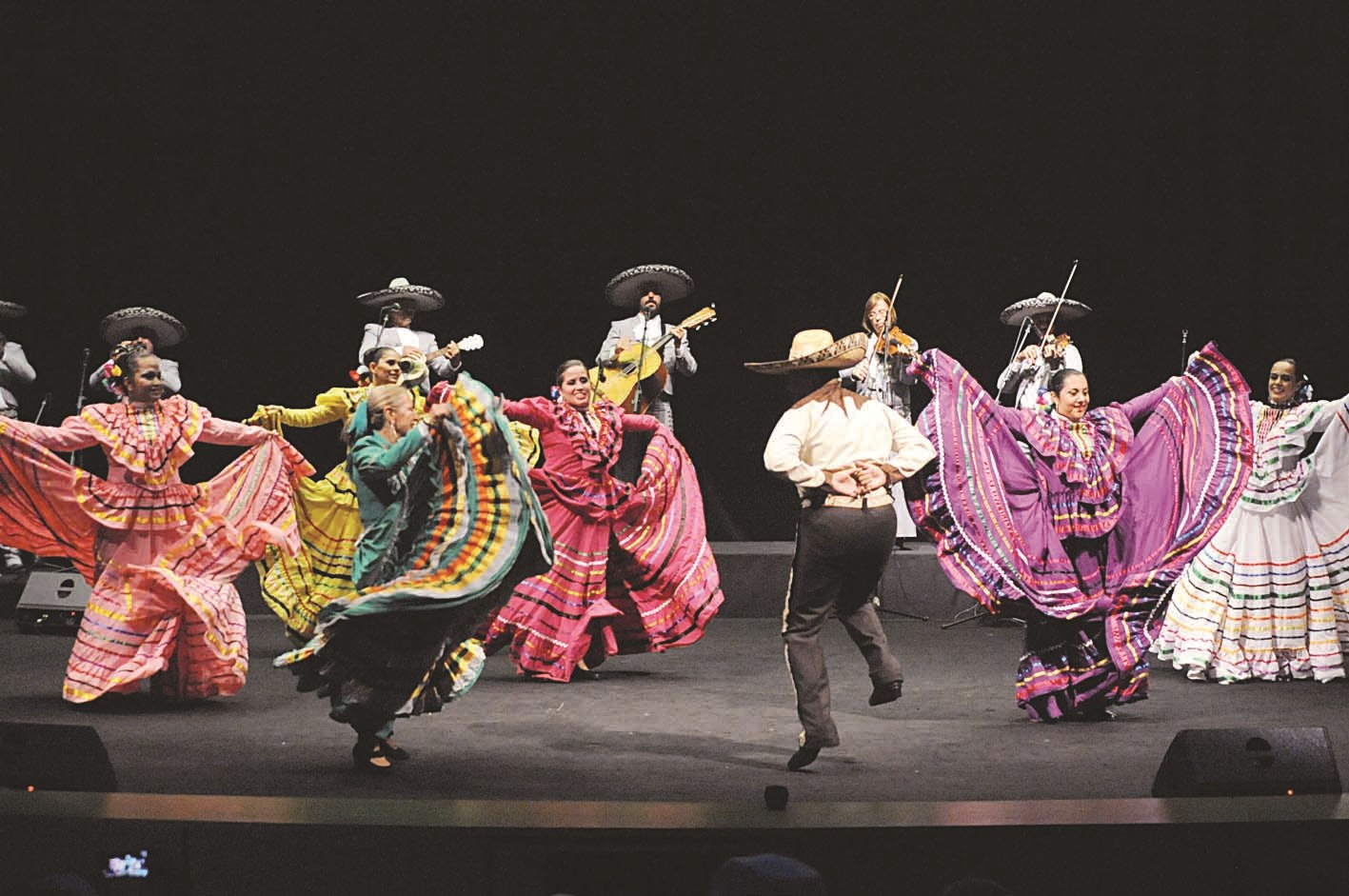 لوحة مكسيكية راقصة (تصوير كرم ذياب)