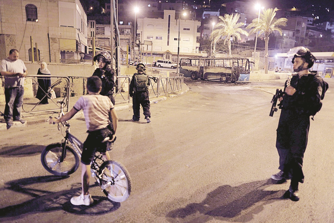 u0639u0646u0627u0635u0631 u0645u0646 u0627u0644u0634u0631u0637u0629 u0627u0644u0625u0633u0631u0627u0626u064au0644u064au0629 u0642u0631u0628 u062du0627u0641u0644u0629 u0623u0636u0631u0645 u0645u062au0638u0627u0647u0631u0648u0646 u0641u0644u0633u0637u064au0646u064au0648u0646 u0627u0644u0646u064au0631u0627u0646 u0628u0647u0627 u0641u064a u062du064a u0631u0623u0633 u0627u0644u0639u0627u0645u0648u062f u0641u064a u0627u0644u0642u062fu0633 ( u0631u0648u064au062au0631u0632)