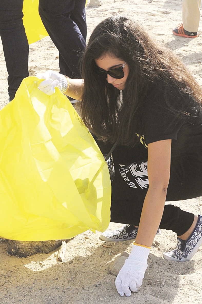 الأيادي الناعمة تنظف الشاطئ