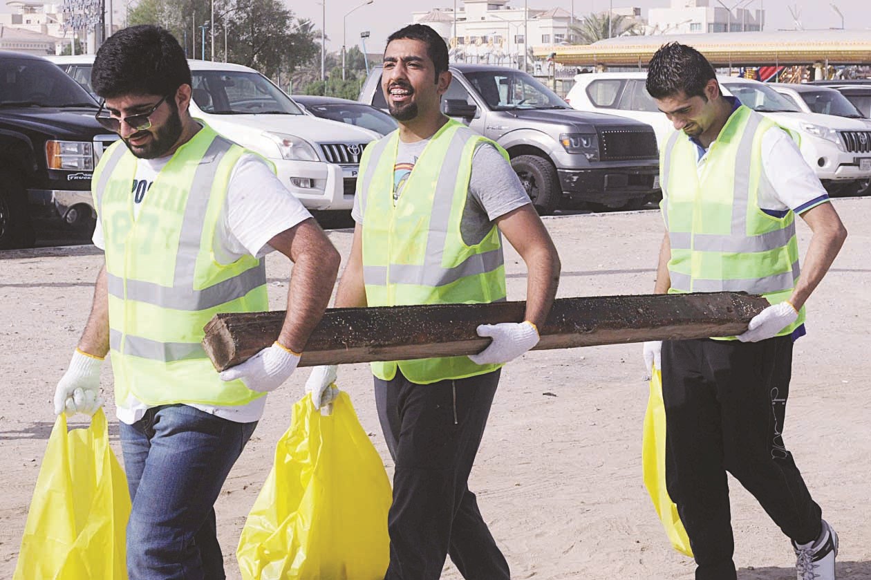 الشباب يحملون المخلّفات الثقيلة