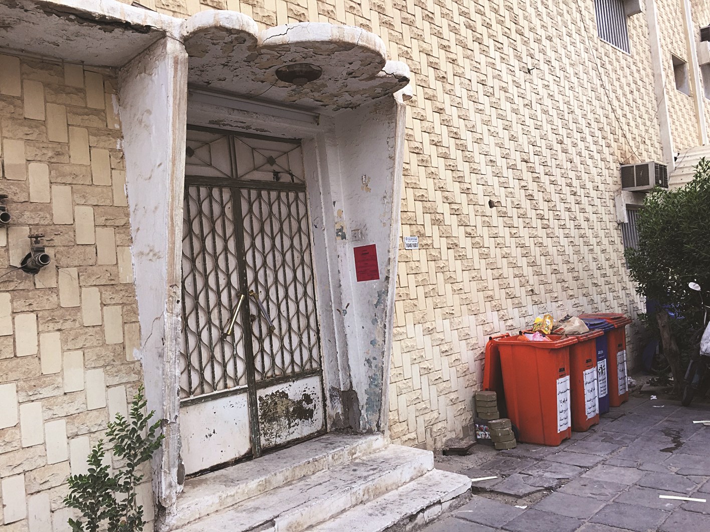 إنذارات الإخلاء على أبواب المنازل