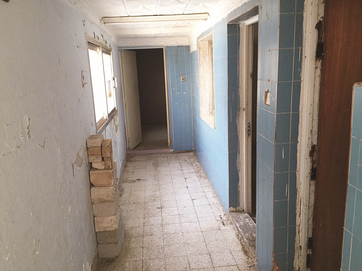 أروقة سكن العزّاب تشكو الإهمال