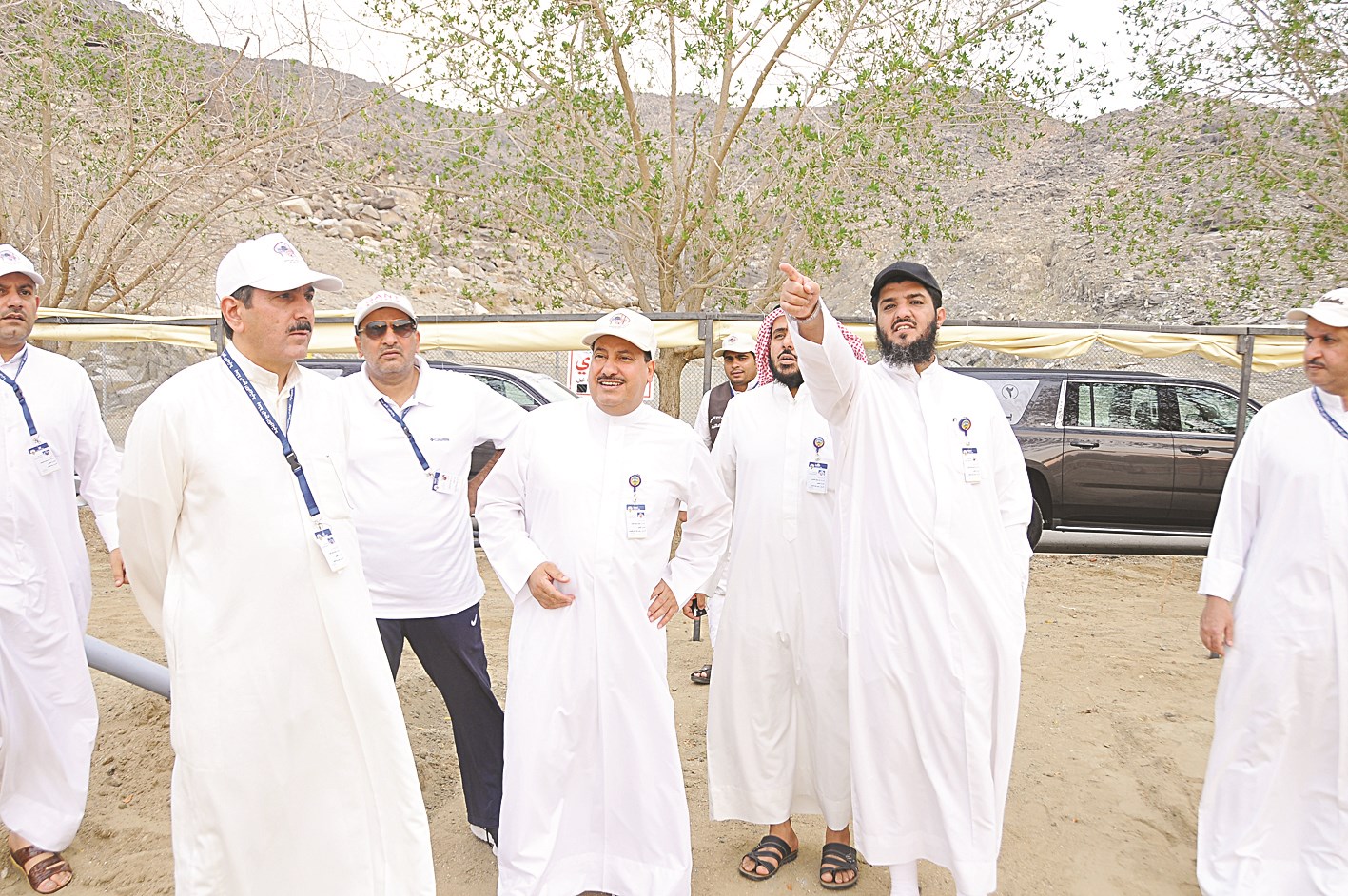 ... ويتفقد خط سير الحملات في مزدلفة