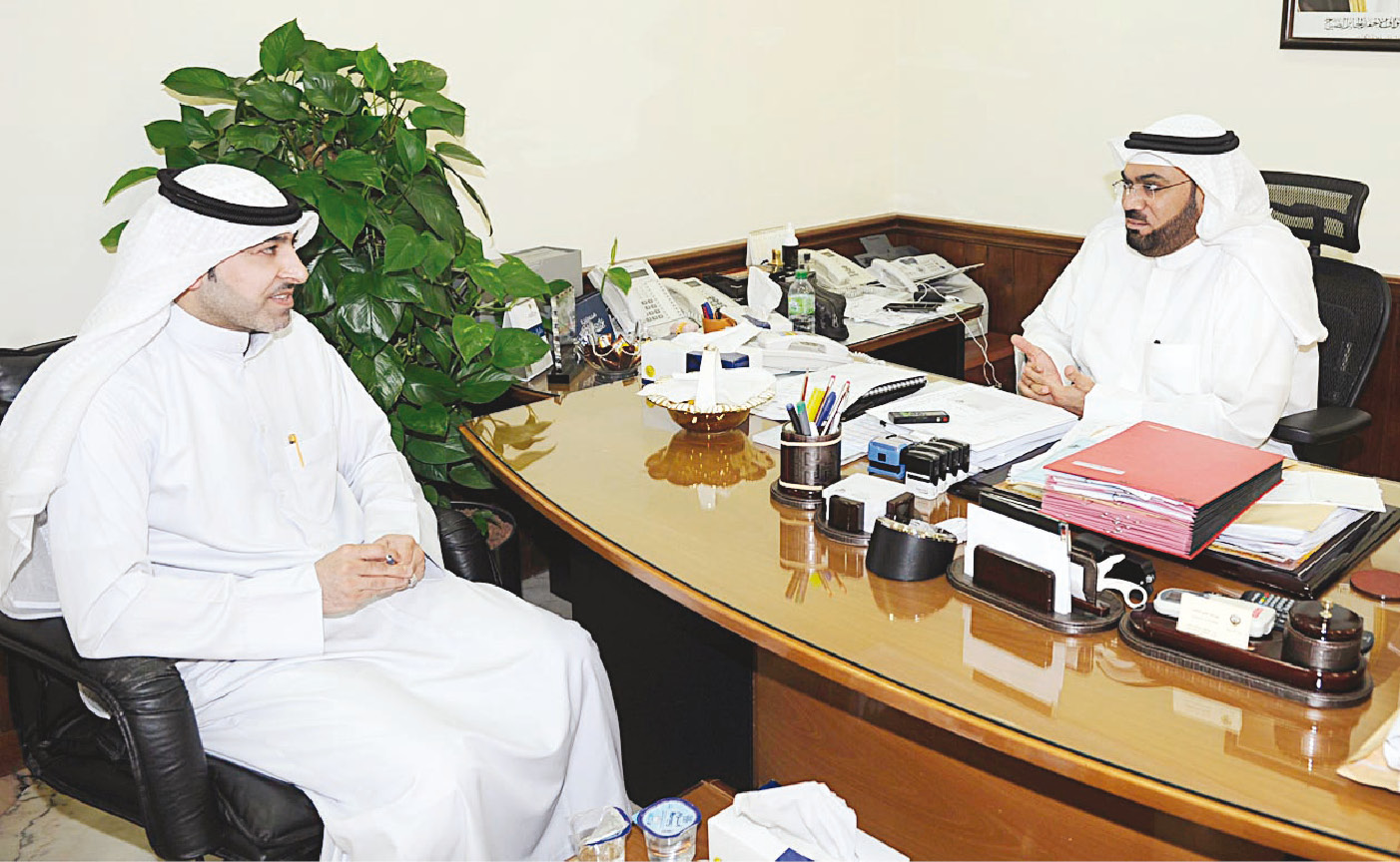 النجارمتحدثاً للزميل علي التركي (تصوير نايف العقلة)